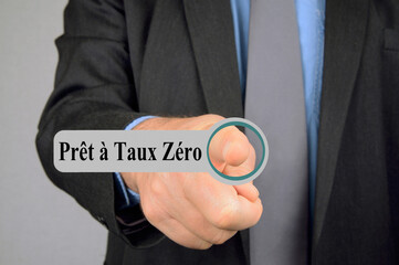 Concept de prêt à taux zéro en ligne avec un homme se connectant à un site internet