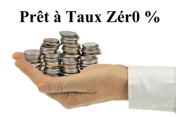 Main pleine de pièces de monnaie avec prêt à taux zér0 % écrit au-dessus