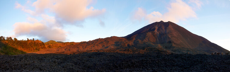 Atemberaubender Blick auf den Vulkan Pacaya in Guatemala, beleuchtet vom sanften Licht der untergehenden Sonne. Die beeindruckende Landschaft vermittelt Ruhe und zugleich die majestätische Kraft.