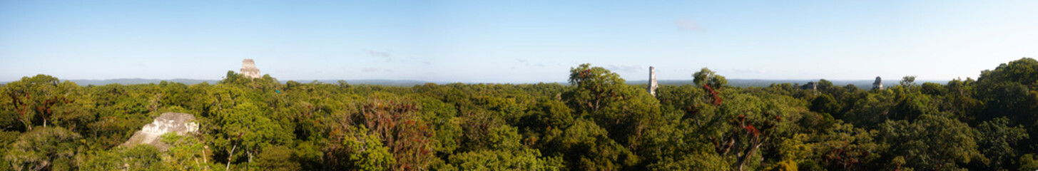 Beeindruckendes Panorama der ber&uuml;hmten Maya-Ruinenstadt Tikal in Guatemala, eingebettet in die &uuml;ppige Vegetation des Dschungels. Eindrucksvolle antike Tempel und Bauten, als Zeugnis der Hochkultur.