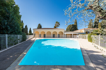 Piscine d’exception au cœur d’un domaine méditerranéen