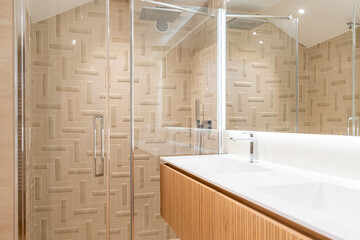 Salle de bain contemporaine : harmonie du bois et du verre