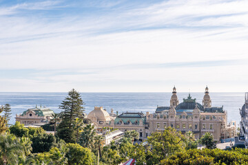 Vue panoramique sur un palais emblématique en bord de mer