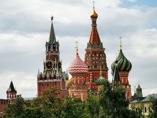 Fototapeta premium Iconic Saint Basil's Cathedral and Kremlin in Moscow, with colorful domes and towers, perfect for travel and history lover