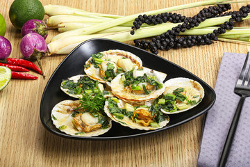 Grilled scallops with green onion