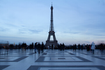 Naklejka premium Eiffel Tower at Dusk: A View from Trocadéro