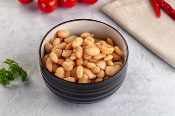 Canned white beans in the bowl