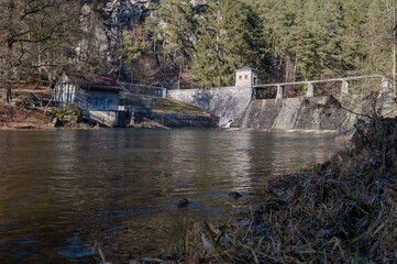 Obraz premium View of the dam of the Vřesník waterworks (Small Dam) on the Želivka River, March afternoon