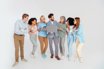 Obraz premium Group of diverse professionals collaborating on a project in an office setting with a modern, stylish atmosphere and engaging teamwork