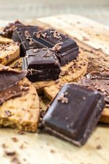 Chocolate dice with cocoa cream, shavings and cookie pieces.