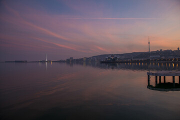 Obraz premium 08.03.2025, Baku, Azerbaijan, sunset on the embankment