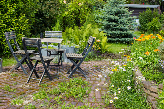 erb spiral in the garden and table with chairs