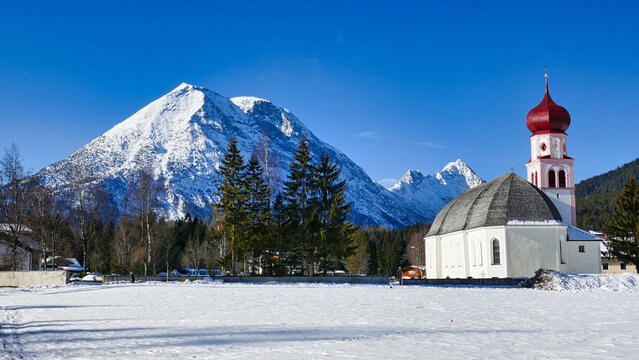 Pfarrkirche St. Maria Magdalena in Oberleutasch/Kirchplatzl vor der impossanten Hohen Munde