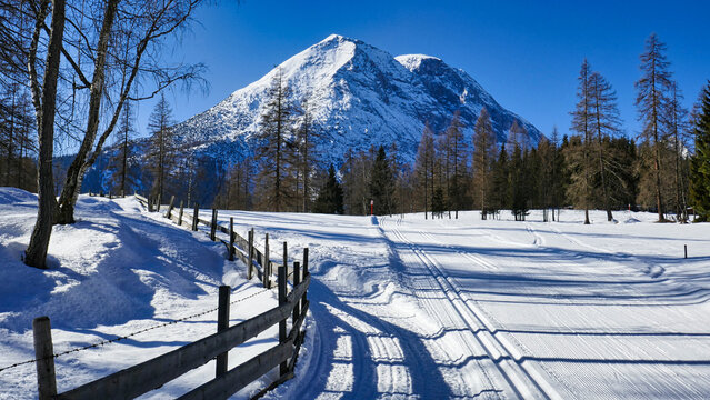 Winterwanderweg und Loipen in Oberleutasch/Kirchplatzl vor der impossanten Hohen Munde