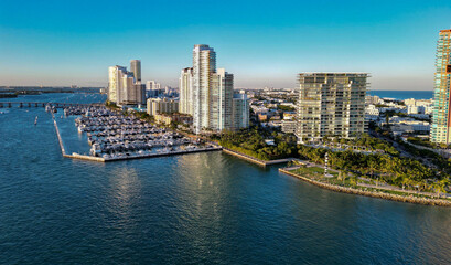 Naklejka premium Biscayne bay. Downtown Miami marina with luxury yacht. Summer vacation. Luxury South beach marina. Luxury yacht. Miami south beach view. Yacht club. Marina in Miami, Florida. Luxury yachts