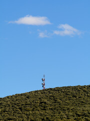 TORRE DE TELECOMUNICACION EQUIPADA CON VARIAS ANTENAS