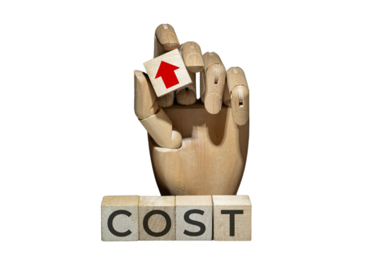 sztuczna ręka trzymająca kostkę z czerwoną strzałką w górę nad napisem na kostkach: COST. Koncepcja poprawy rentowności poprzez obniżanie kosztów.