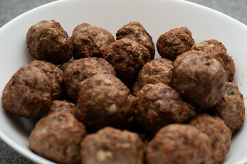 , Deutschland, Rheinland-Pfalz, 13.03.2025,  Knusprig gebratene Hackfleischbällchen mit Kräutern und Zwiebeln in einer weißen Schale. Perfekt für Fleischgerichte, Meal Prep und Food-Fotografie.