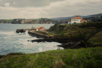 Casa junto al acantilado con vistas al mar en la costa de Cantabria.