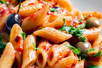 Pasta con pomodoro e olive, pasta vegetariana italiana 