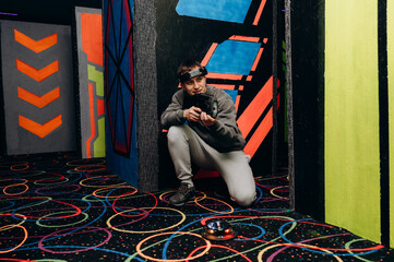 The player moves forward with a serious expression on his face as if he were on a real special mission. The game gives a full sense of real combat.