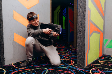 The player finds himself in a difficult situation where he has to confront several opponents. He holds his weapon firmly, relying on his own skills and speed.