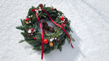 Wianek świąteczny na śniegu, Boże Narodzenie, kartka świąteczna, czerwone ozdoby bożonarodzeniowe. Christmas decorations.
