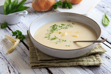Weiße Spargelcremesuppe