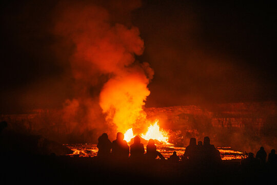 people watching Kilauea 600 ft erruption in the volcano nationalpark on the big island of Hawaii