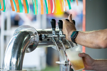 Bar tender sirviendo deliciosa cerveza roja tirada en feria irlandesa al aire libre	