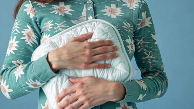 Mutter h&auml;lt ihr Neugeborenes sanft im Arm