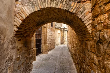 Fototapete Rund Enge Straßen Stone arch in the picturesque narrow streets of the medieval town of Baeza, Andalusia.  © josemiguelsangar