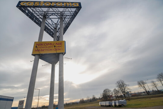 Polska Ostrowiec Świętokrzyski 25 stycznia 2025 13:58. CASTORAMA NIE POZWOLIMY NIKOMU POBIĆ NASZYCH CEN! Wysoka metalowa konstrukcja reklamowa  z widocznym napisem &bdquo;Castorama&rdquo; na g&oacute;rze. 