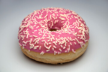 Donut mit pinkfarbenem Überzug