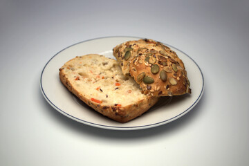 Mischbrötchen mit Karotte, Kürbiskernen, Sesam und Leinsamen