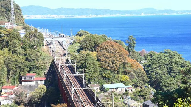 東海道線の根府川駅と白糸川橋梁を熱海駅方向へ通過する特急列車サフィール踊り子号