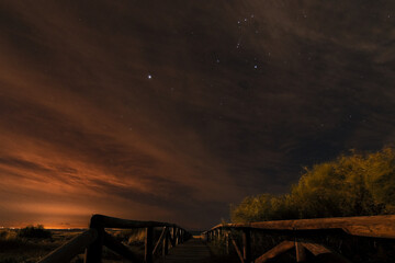 En la pasarela de la playa en una noche estrellada