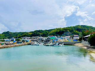 淡路島の山に囲まれた漁港　漁師町の風景