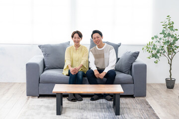 カメラ目線で微笑む日本人夫婦