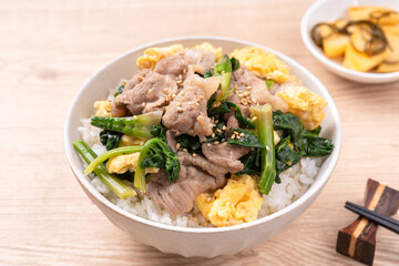 豚とほうれん草の中華炒め丼