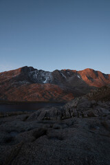 Obraz premium Dawn at Mount Evans, lake in mountain peaks in Colorado