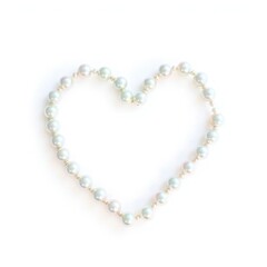 Obraz premium Delicate heart shape with iridescent pearls isolated on a white background, sophistication, pearls