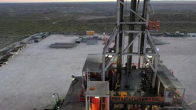 Drone shows a smooth, circular image of the base of a drill in a fracturing set in Vaca Muerta. You can see the floor where the drill is being worked on so that it can enter with its pipes.