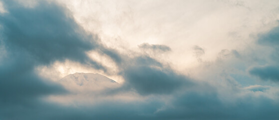 Obraz premium Landscape of mount fuji and cloud in the morning at Yamanaka lake japan.