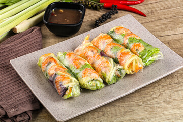 Vietnamese spring roll with prawn and mango