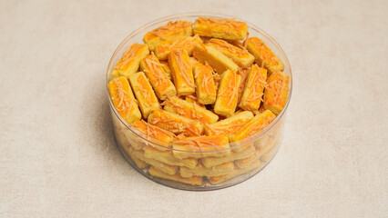 Kastengel cake is a savory cheese cake or cheese stick that originates from the Netherlands. This cake is popular for celebrations such as Eid al-Fitr. kastengel in a jar
