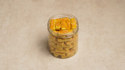 Kastengel cake is a savory cheese cake or cheese stick that originates from the Netherlands. This cake is popular for celebrations such as Eid al-Fitr. kastengel in a jar