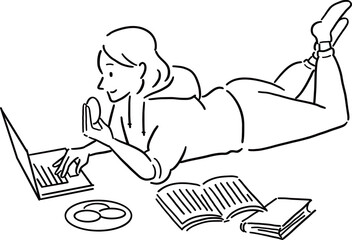 お菓子を食べながら自宅でノートPCを見る女性