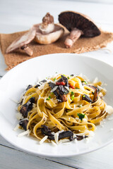 Tagliatelle ai funghi, tipica ricetta di pasta italiana, gastronomia europea 