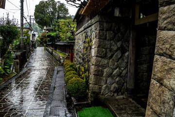 雰囲気の良い古い温泉街の石畳が静かに雨に濡れて黒く見える